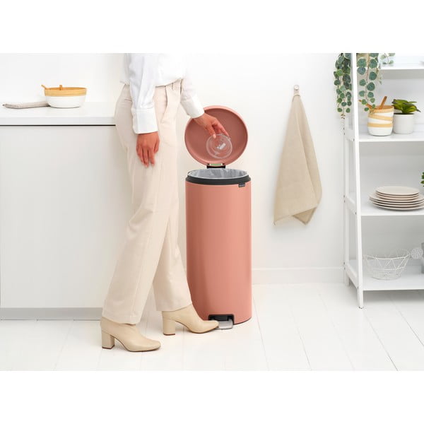 Rausvos spalvos iš plieno šiukšliadėžė su pedalu 30 l NewIcon – Brabantia-image-4