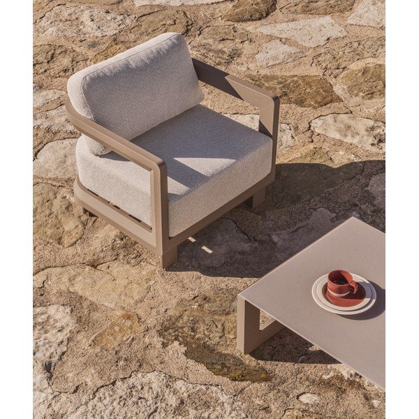 Kreminės spalvos/taupe spalvos paminkštinto audinio sodo krėslas Nerano – Kave Home-image-1