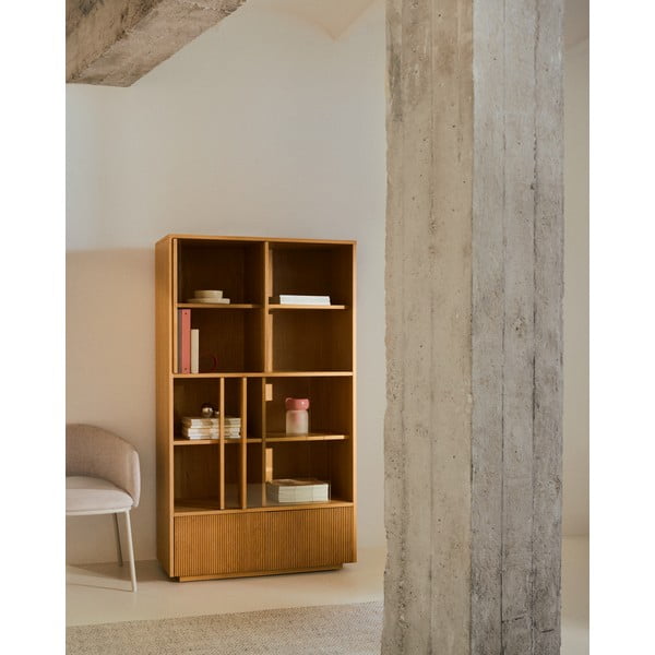 Natūralios spalvos vitrina iš ąžuolo su stumdomomis durimis 100x174x40 cm Helvine – Kave Home-image-1