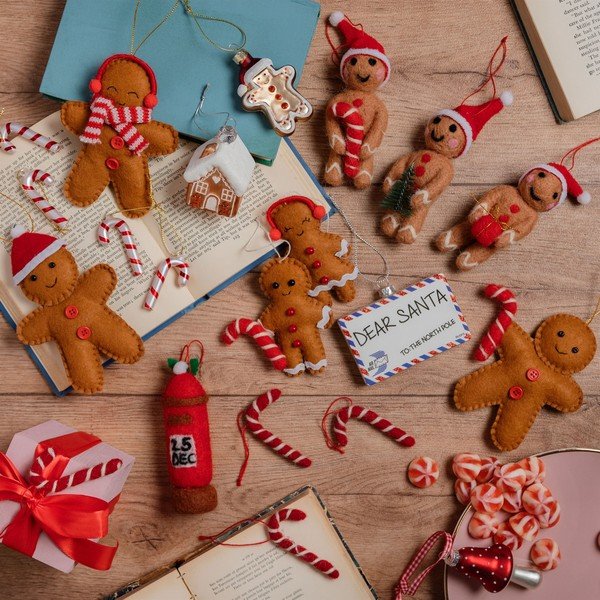 Iš tekstilės rankų darbo eglutės papuošimai 2 vnt. 6,5 cm Gingerbread Couple – Sass & Belle-image-1