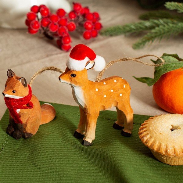 Iš medienos rankų darbo eglutės papuošimas 10 cm Deer – Sass & Belle-image-1