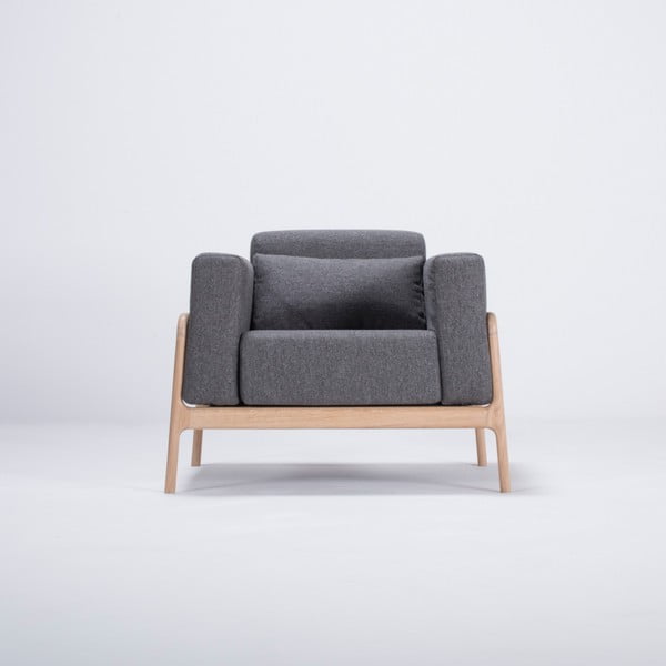 Fotelis su ąžuolo medienos konstrukcija ir tamsiai pilkos tekstilės sėdyne Gazzda Fawn