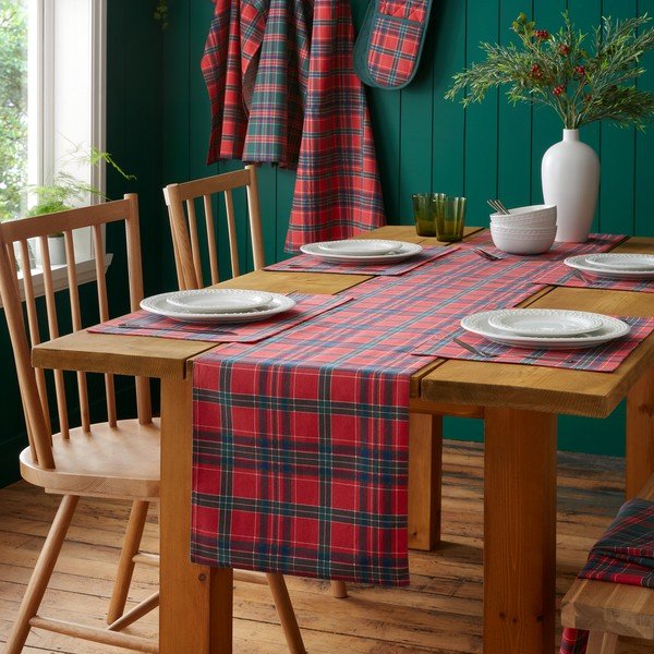 Iš medvilnės stalo takelis su Kalėdų motyvu 220x32 cm Christmas Tartan Check – Catherine Lansfield-image-1
