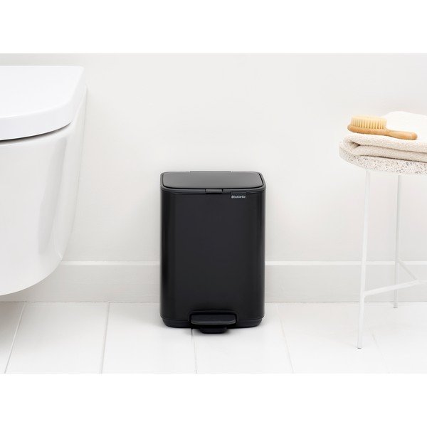 Matinės juodos spalvos šiukšliadėžė iš plieno su pedalu 4 l Bo – Brabantia-image-1