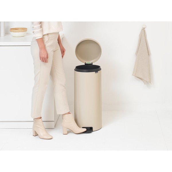 Iš plieno šiukšliadėžė smėlio spalvos su pedalu 30 l NewIcon – Brabantia-image-1