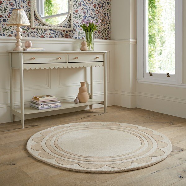 Rankų darbo iš vilnos apvalios formos kilimas natūralios spalvos ø 120 cm Lois Scallop – Flair Rugs-image-1