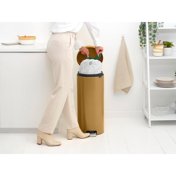 Auksinės spalvos iš plieno šiukšliadėžė su pedalu 30 l NewIcon – Brabantia-image-4