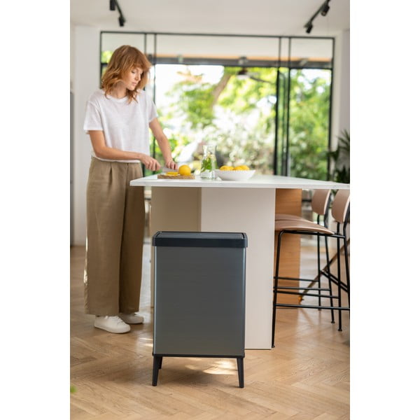 Iš perdirbto plastiko galima atidaryti palietus šiukšliadėžė pilkos spalvos 54 l Verto High – Curver-image-3