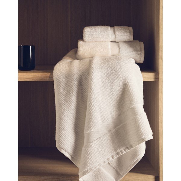Baltos spalvos iš frote audinio iš medvilnės rankšluostis 50x90 cm Olvira – Kave Home-image-3