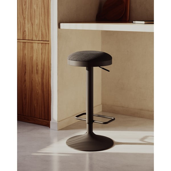 Juodos spalvos iš audinio baro kėdžių komplektas reguliuojamo aukščio 2 vnt. (sėdynės aukštis 53,5 cm) Zaib – Kave Home-image-1