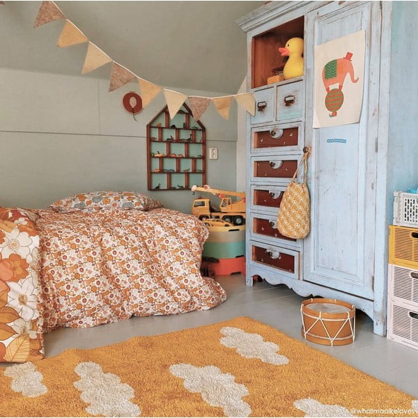 Skalbiamas/rankų darbo iš medvilnės vaikiškas kilimas garstyčių spalvos 120x160 cm Clouds Mustard – Lorena Canals-image-1