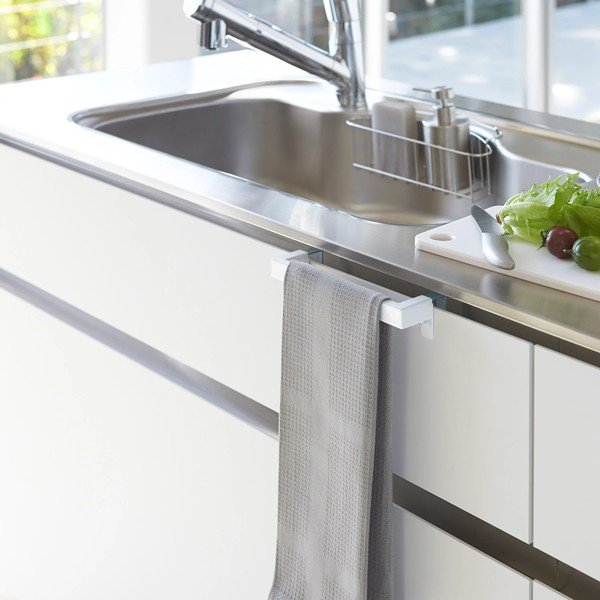 Pakabinamas baltos spalvos rankšluosčio stovas Tower – YAMAZAKI-image-1