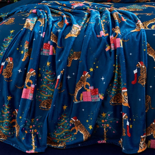 Mėlynos spalvos iš mikropliušo antklodė ir pledas su Kalėdų motyvu 130x170 cm Christmas Tiger – Catherine Lansfield-image-2