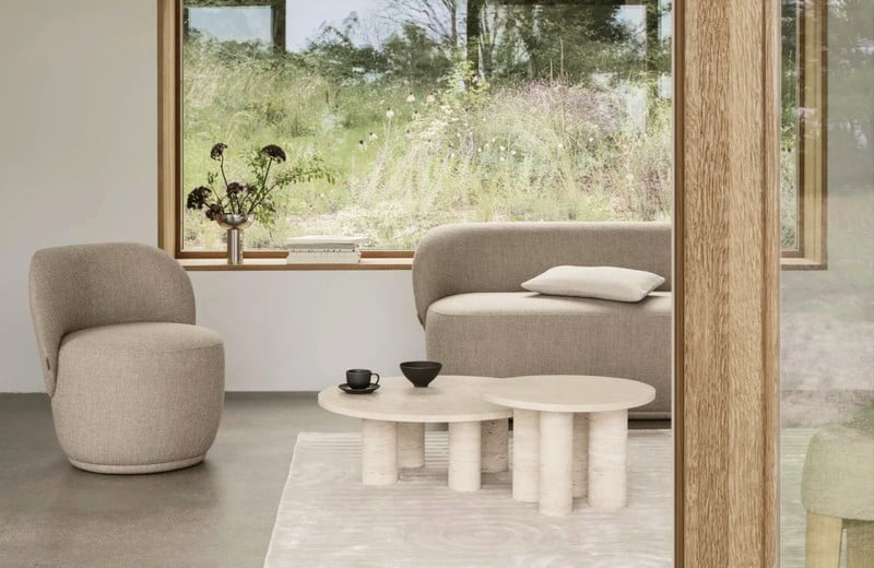 Soft Luxury tendencija: mediena ir akmuo interjeruose