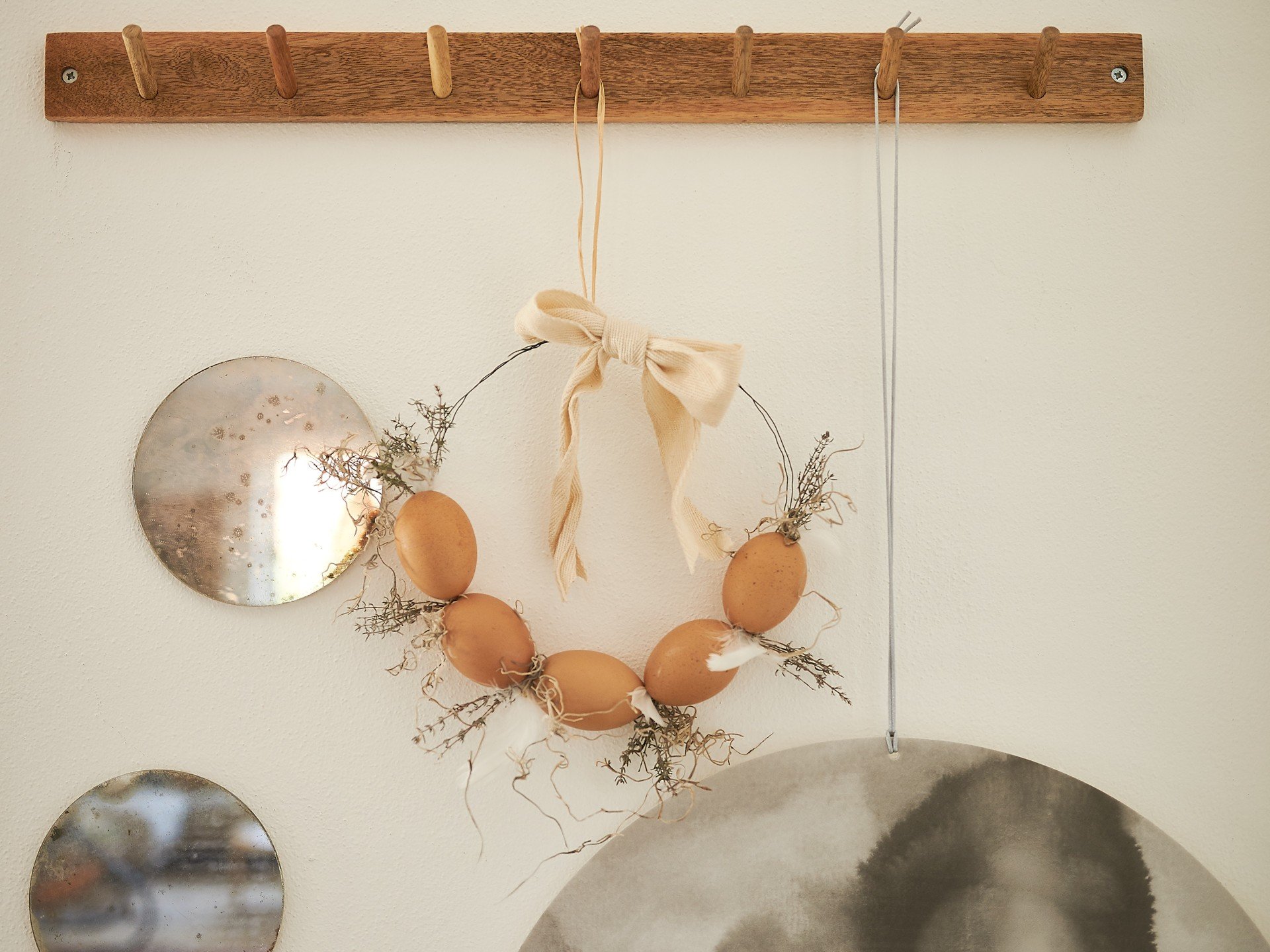 Velykinis durų vainikas iš išpūstų kiaušinių