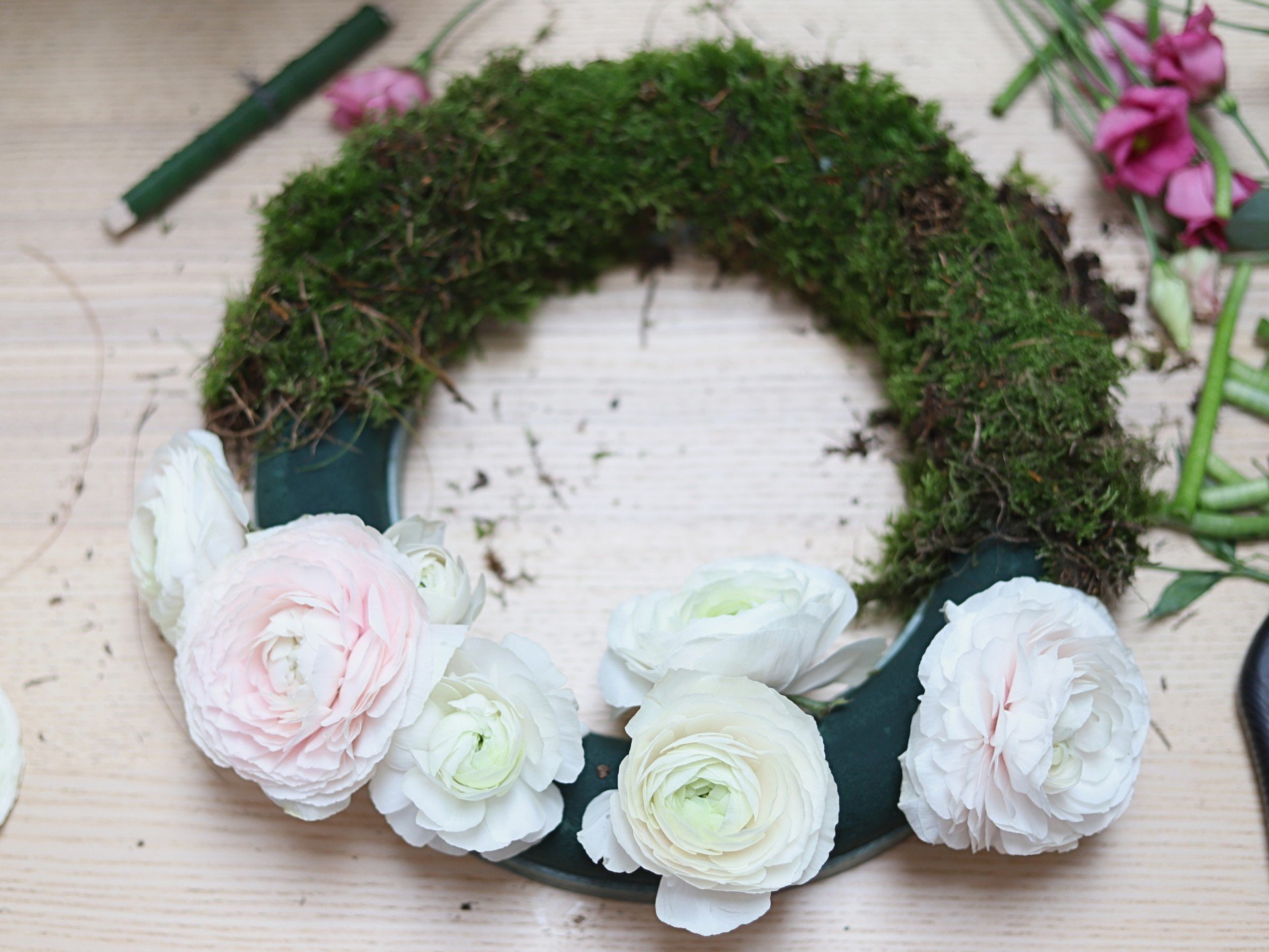 Vainiko kūrimas iš vėdrynų ir samanų.