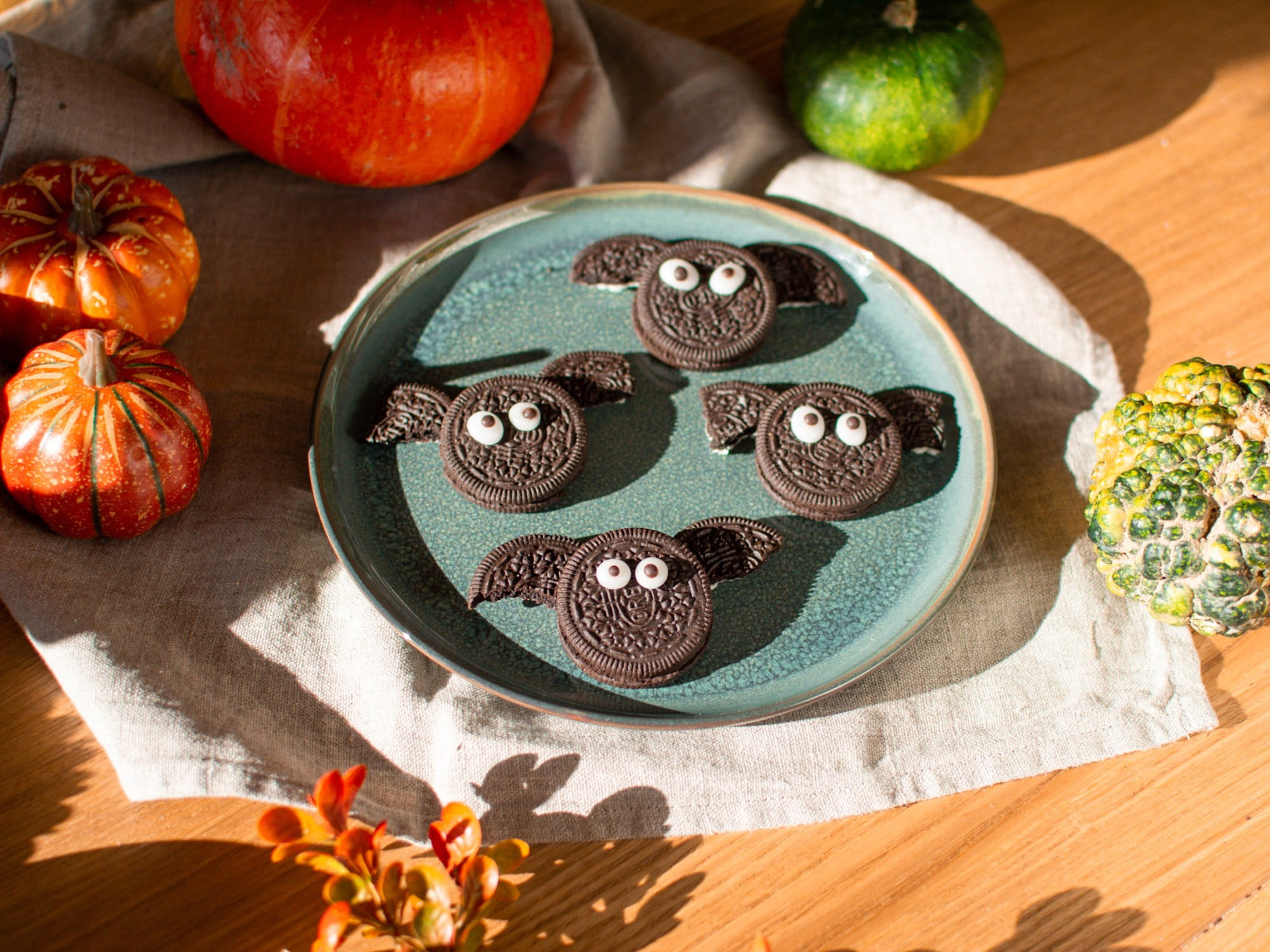 Oreo sausainių šikšnosparniai yra graži Helovino šventės puošmena