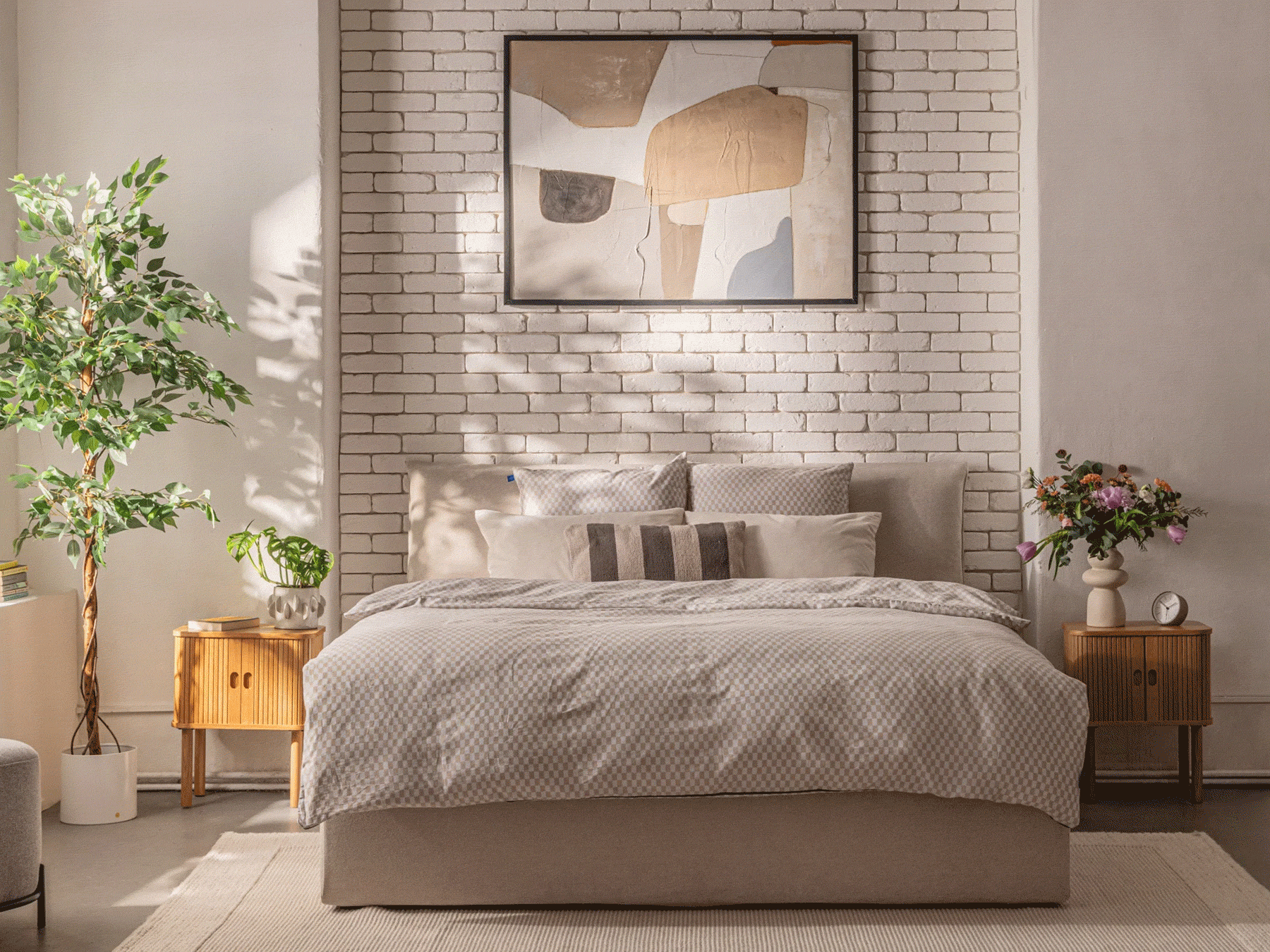 Greitai atgaivinkite miegamojo interjerą pridėdami žalių augalų.