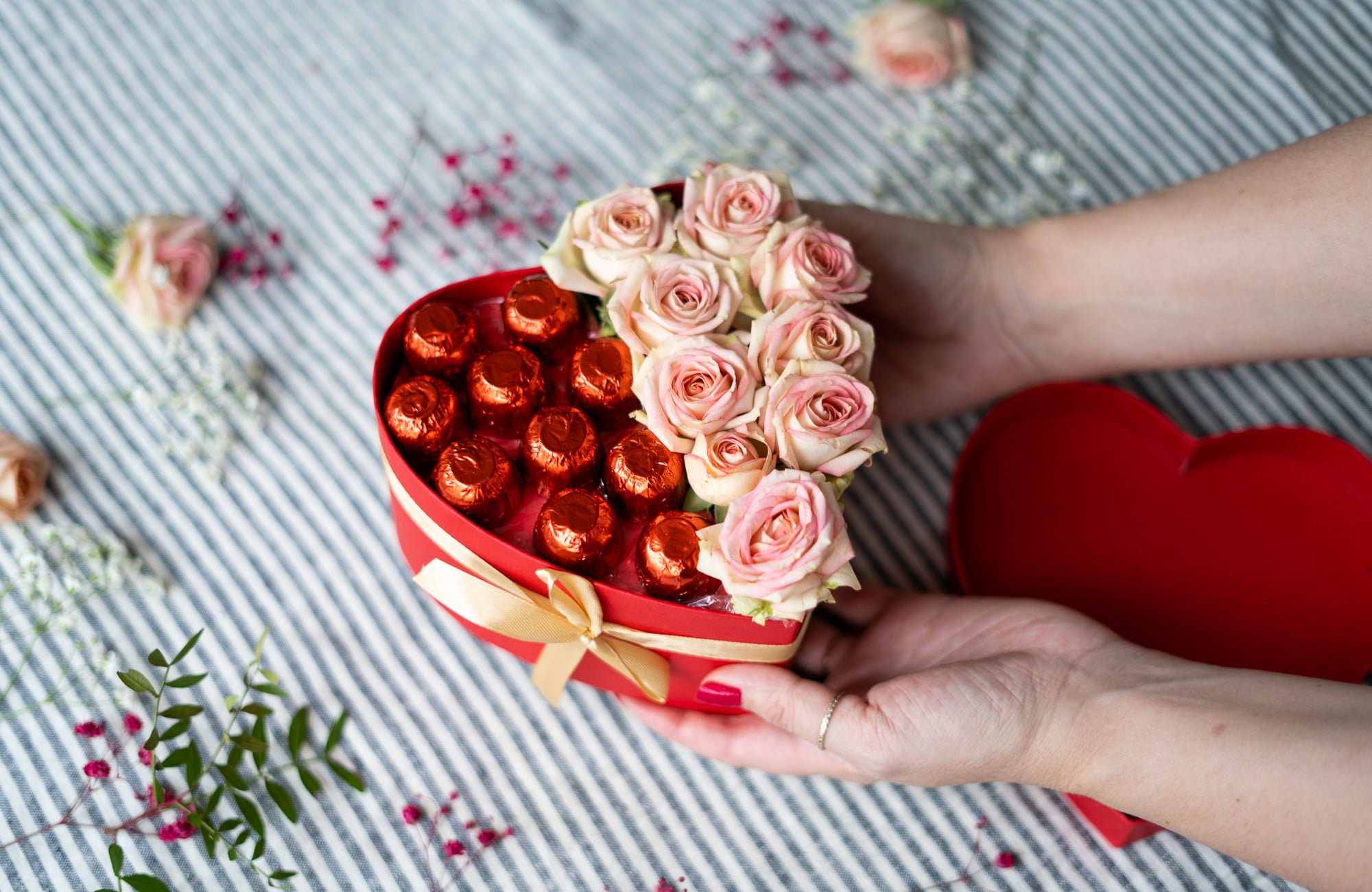 Šokoladas ir gėlės – puiki dovana mamai.