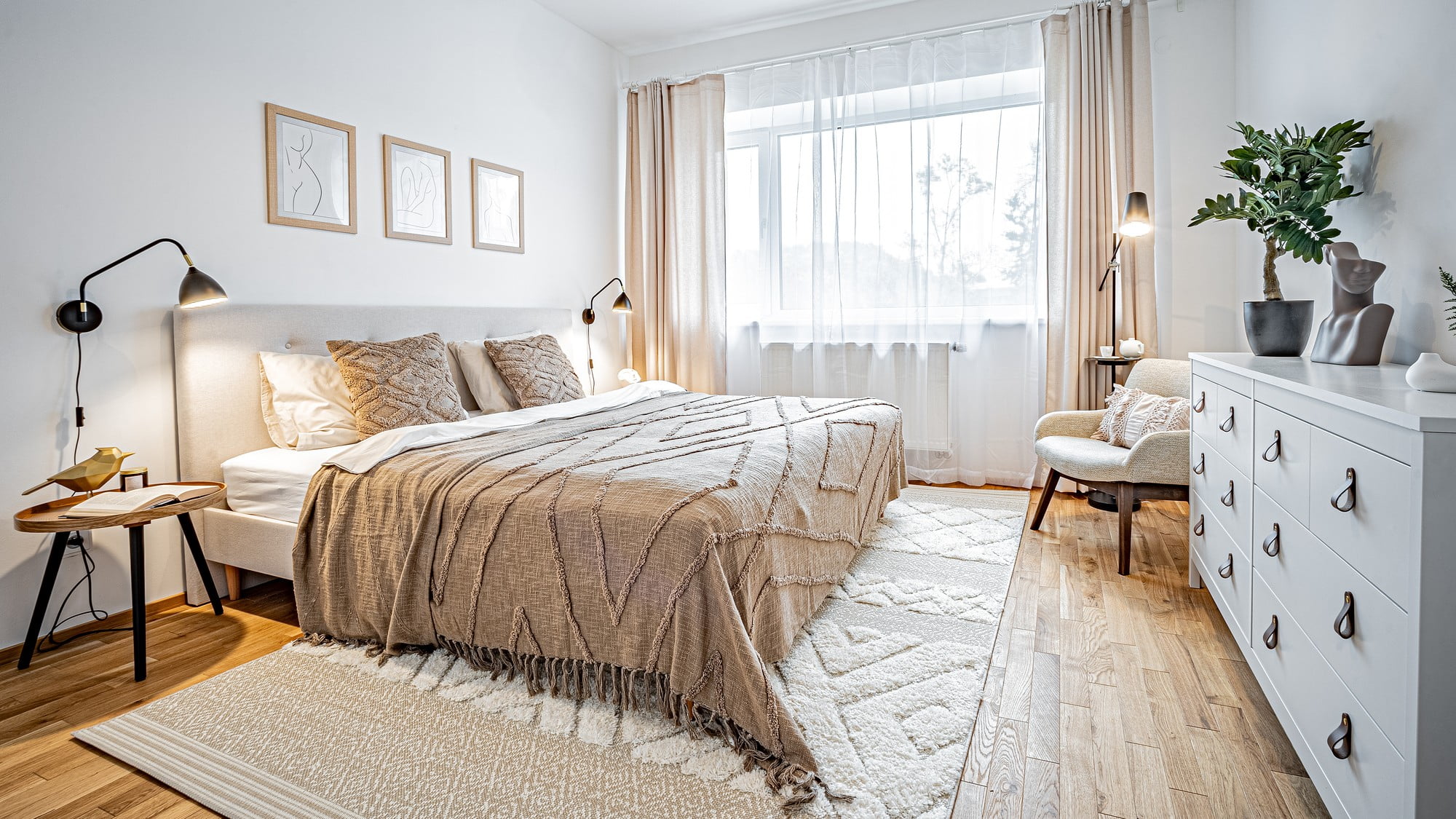 Šiuolaikinis miegamasis – įkvėpimas monochromatinės kreminės paletės interjerui.