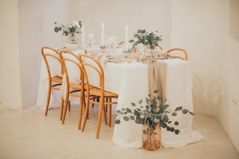 Romantiškas stalas mažoms vestuvėms