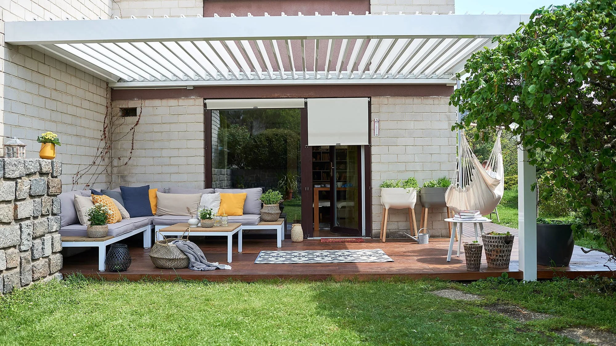 Įrengdami terasą atsižvelkite į tai, kaip lauko erdvė derės prie namo interjero.