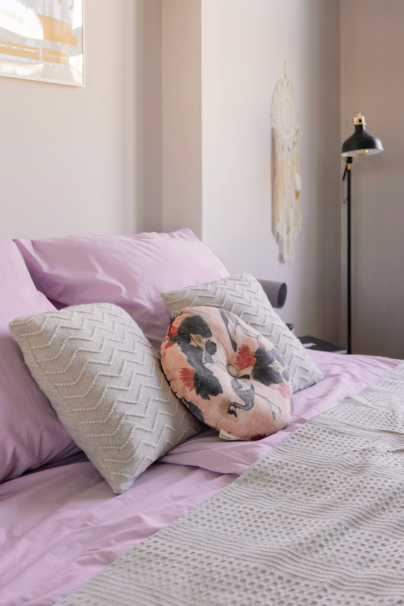 Miegamajame jaukumo suteikia antklodės ir dekoratyvinės pagalvėlės. 