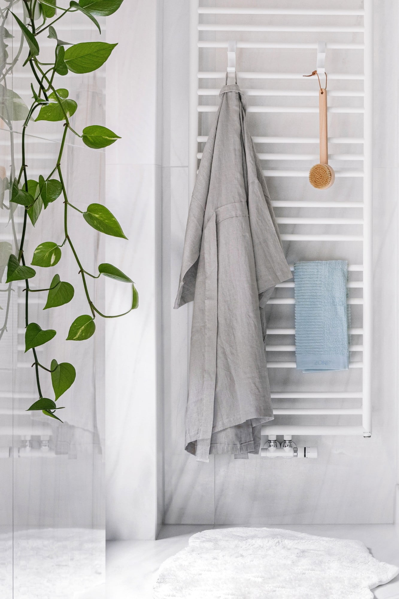 Vonios kambaryje taip pat yra natūralių medžiagų – lininis chalatas ir bambukinis šepetys. 