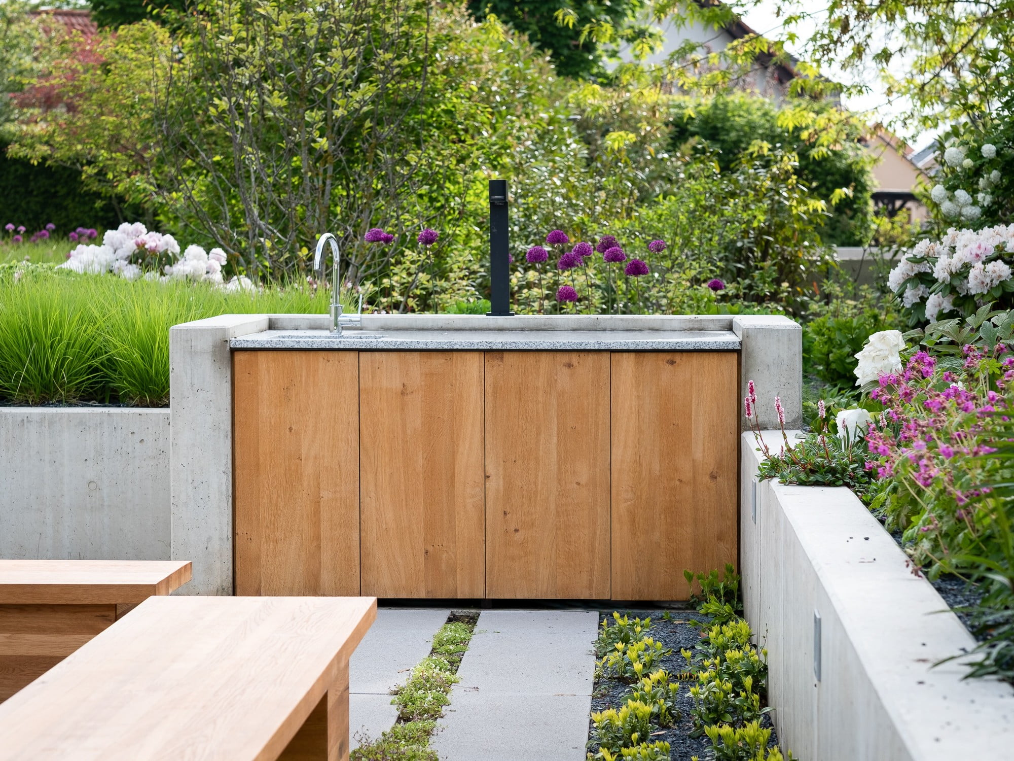 Sukurkite savo lauko virtuvę – derinkite tokias medžiagas kaip betonas, akmuo ir medis