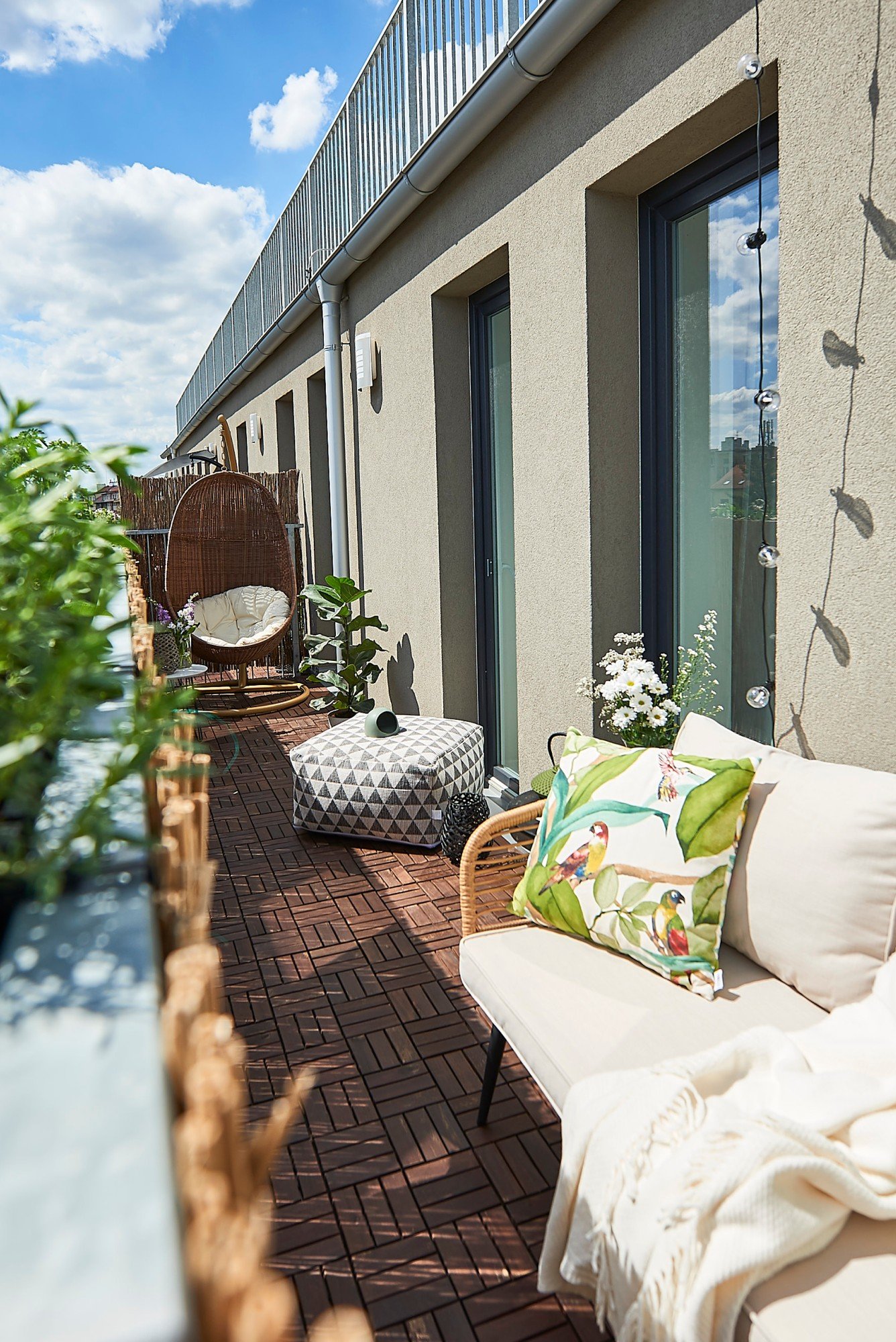 Ilgame, siaurame balkone gerai tinka baldai palei sieną – tai paliks laisvą praėjimą ir erdvė atrodys didesnė.