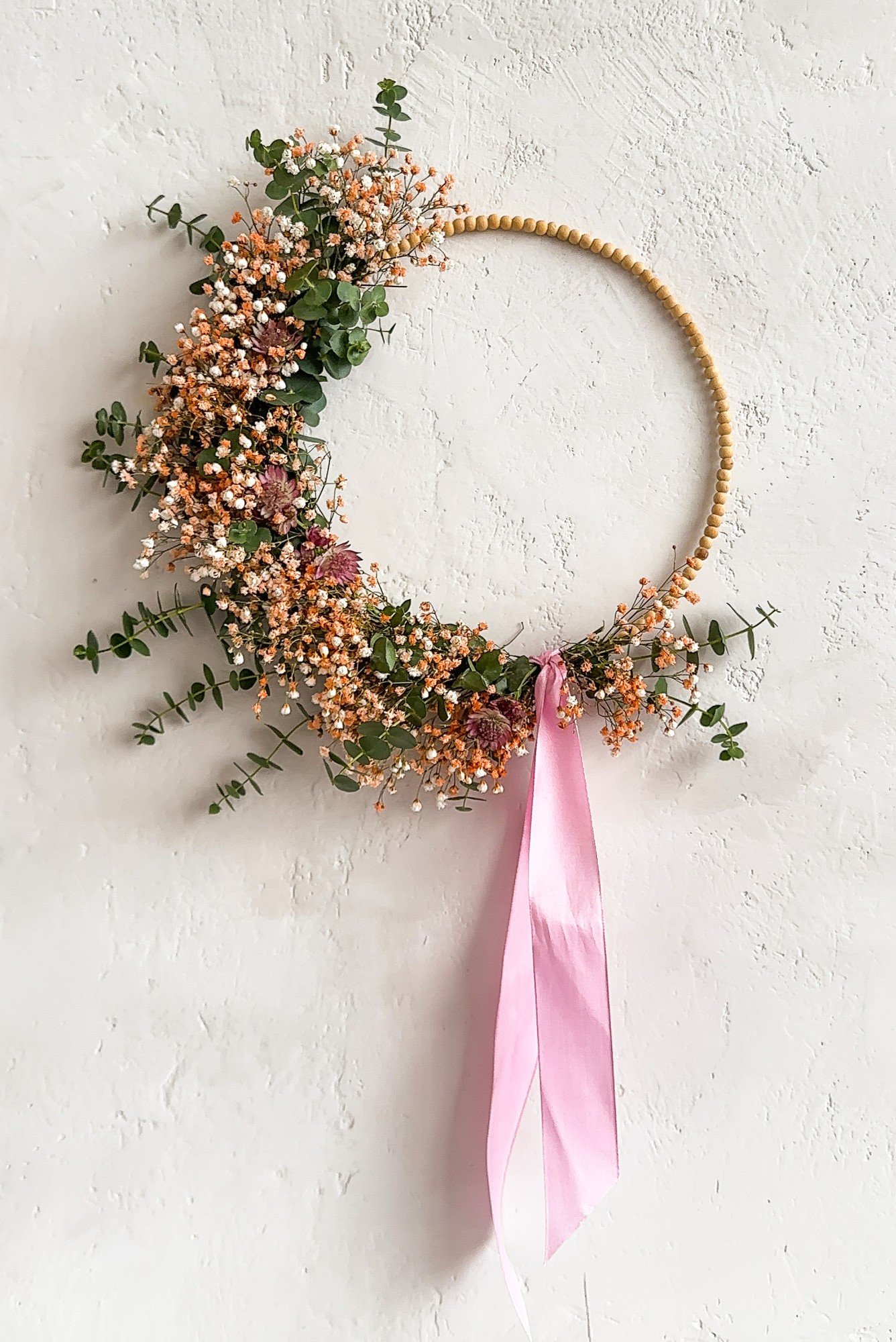 Pavasarinis vainikas, pagamintas iš karoliukų pagrindo