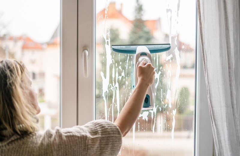 5 paprasti žingsniai, kaip profesionaliai išvalyti langus