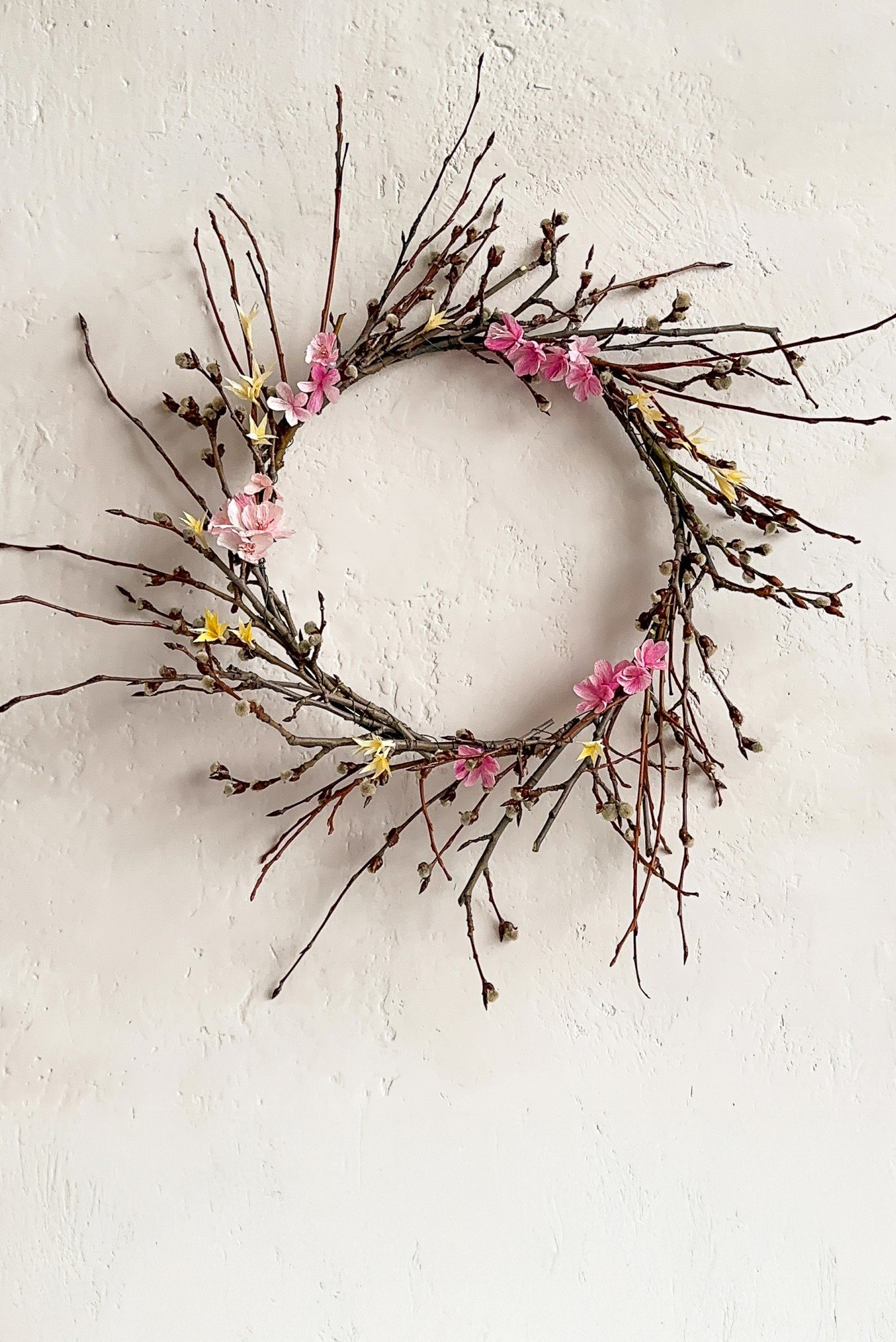 Pavasarinis vainikas, papuoštas krepinio popieriaus gėlėmis