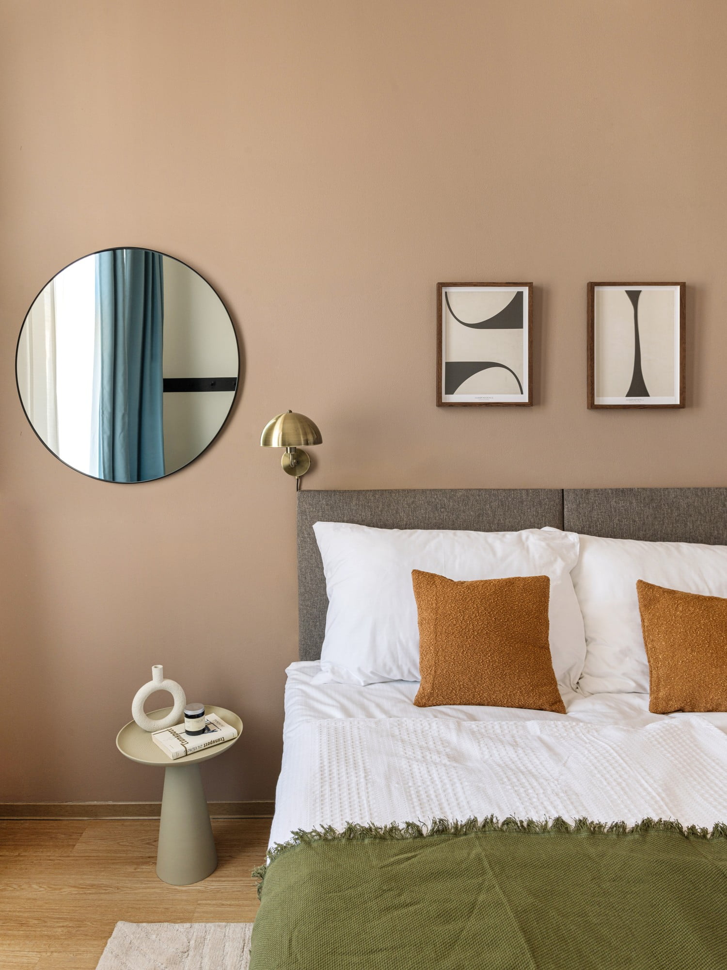 Šiuolaikiniame miegamajame svarbu vizualinė ramybė, kurią pasieksite pasirinkę paprastų linijų baldus be nereikalingų dekoracijų.