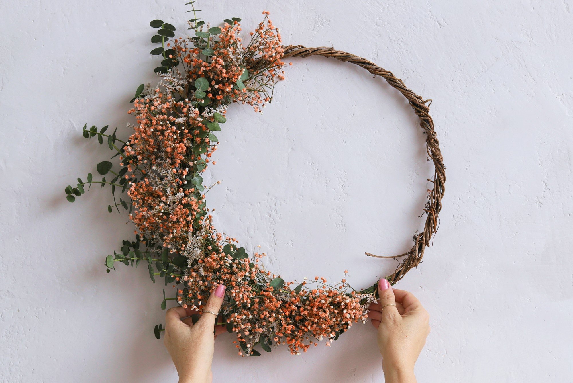 Durų vainikas iš gipsofilės ir eukalipto.