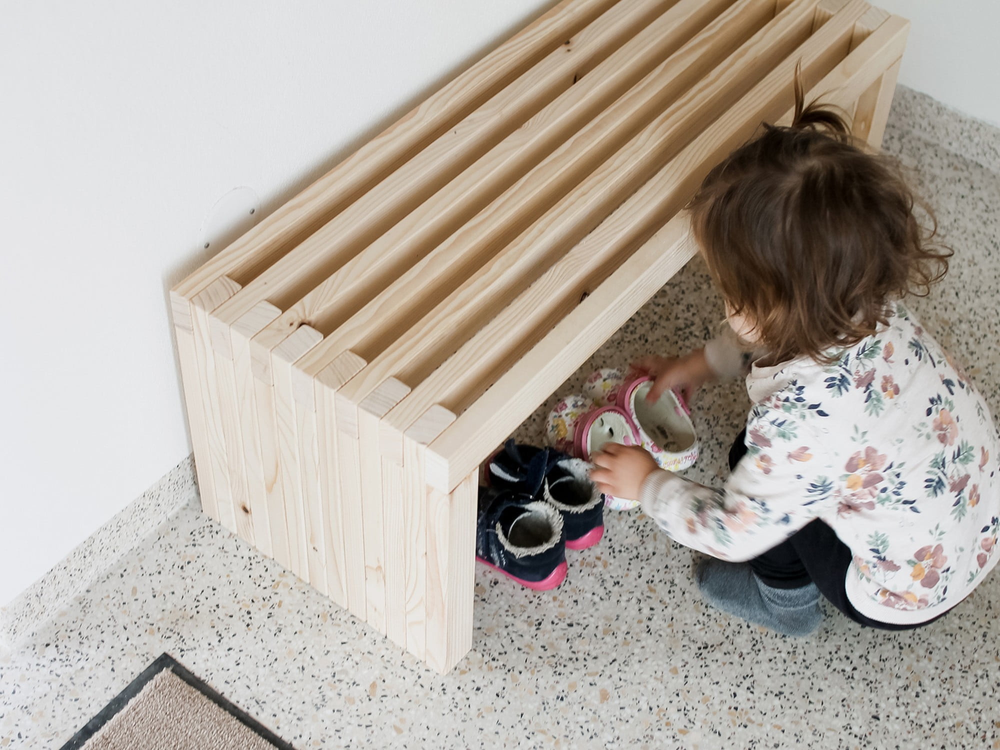Šis medinis suoliukas yra pritaikytas vaikams, tačiau jo dydį galima lengvai pakeisti iki suaugusiųjų ūgio.