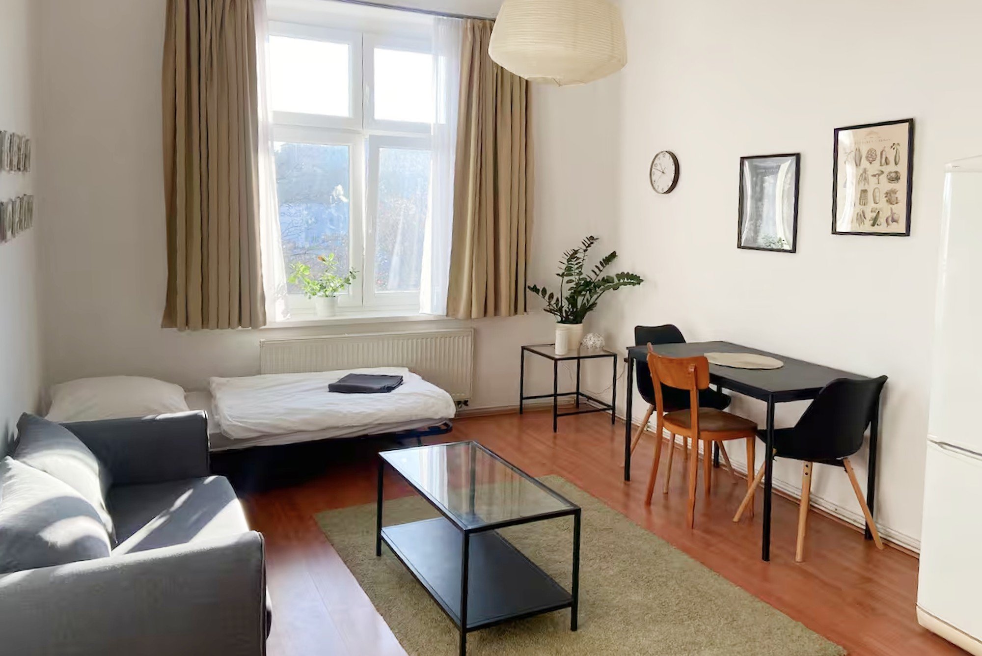 Svetainė buvo šviesi ir erdvi, tačiau dar reikėjo patobulinti atmosferą bei detales.