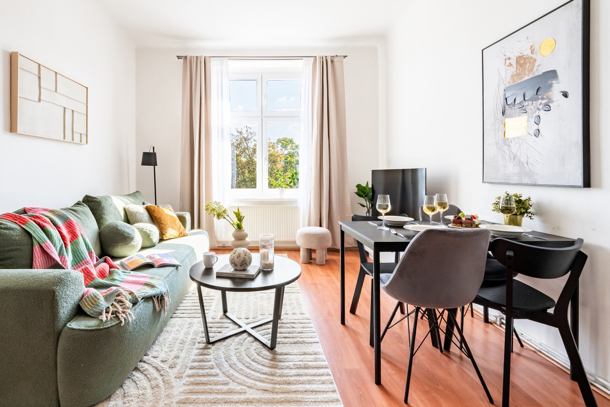 Dėl apgalvoto išplanavimo, spalvų ir švelnių tekstilės gaminių ji tapo jaukia ir harmoninga erdve, natūraliai jungiančia poilsį, valgymą ir kasdienybę.