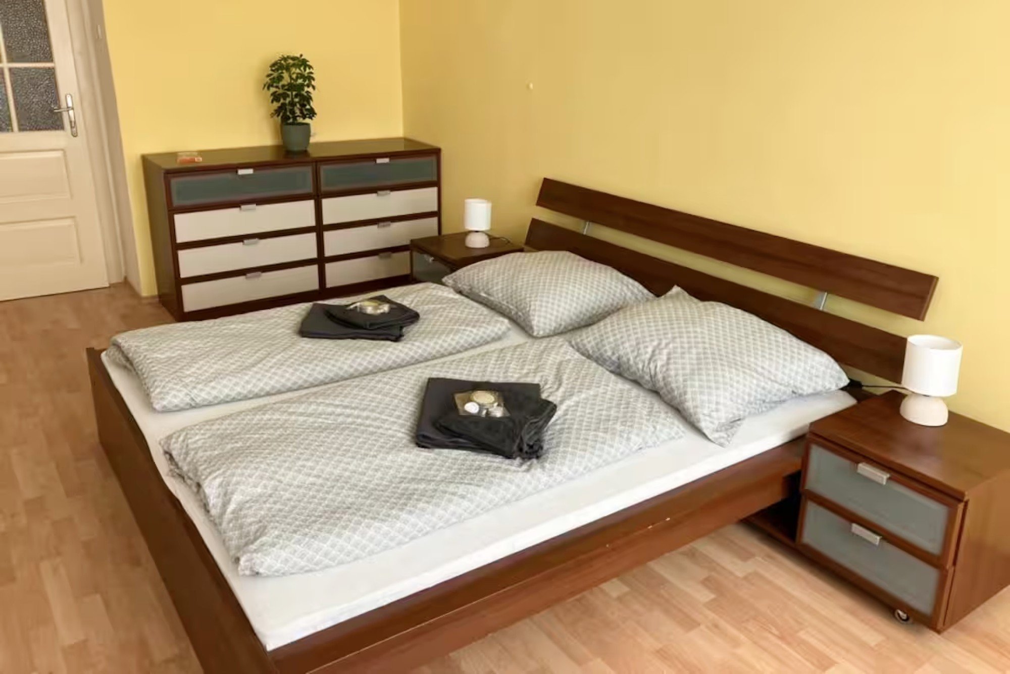 Miegamasis atrodė gana blankus, be aiškaus stiliaus, emocijų ar apgalvoto darbo su spalvomis ir atmosfera.