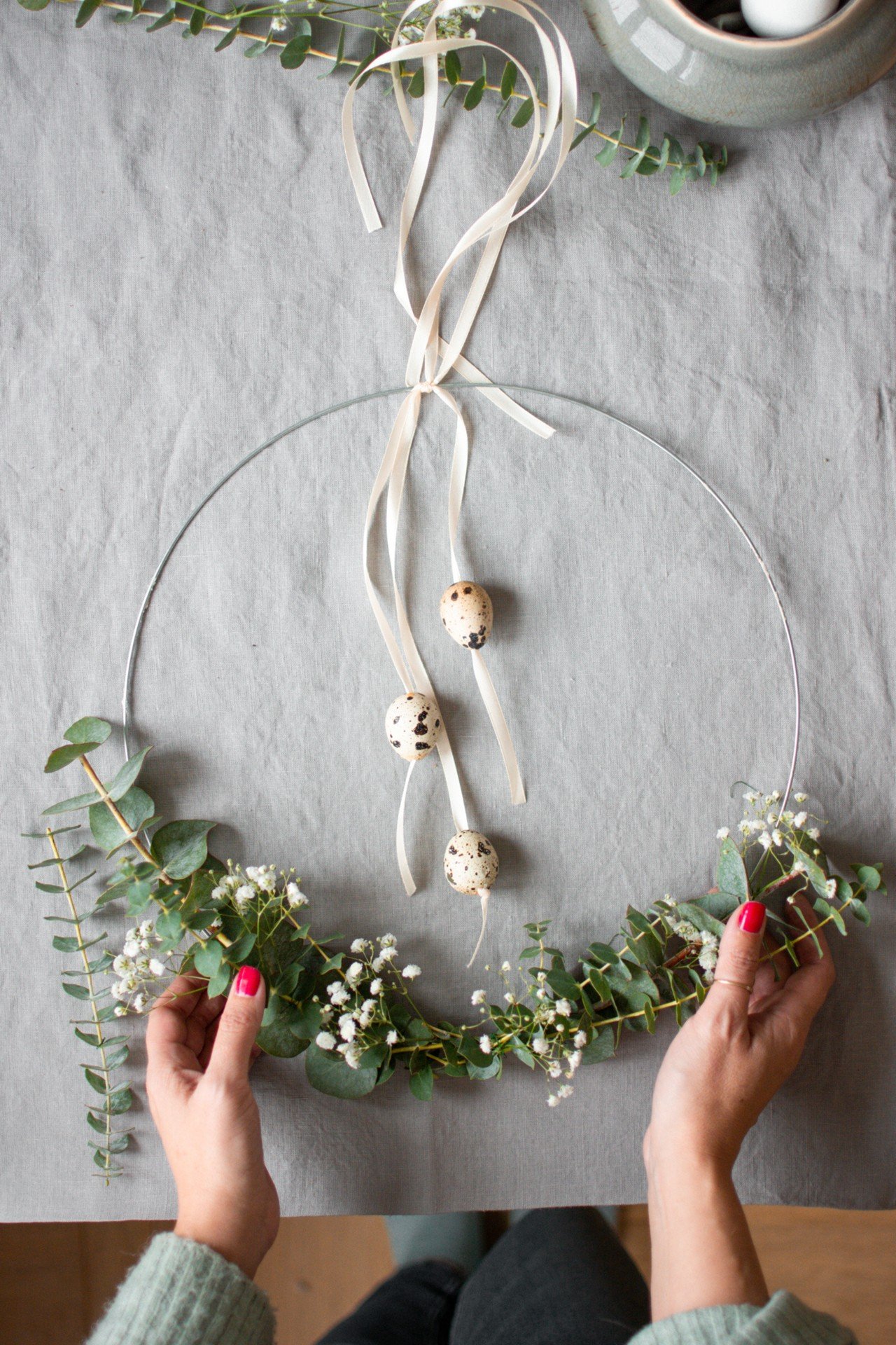 Natūralaus eukalipto vainikas, papildytas keliais putpelių kiaušiniais.