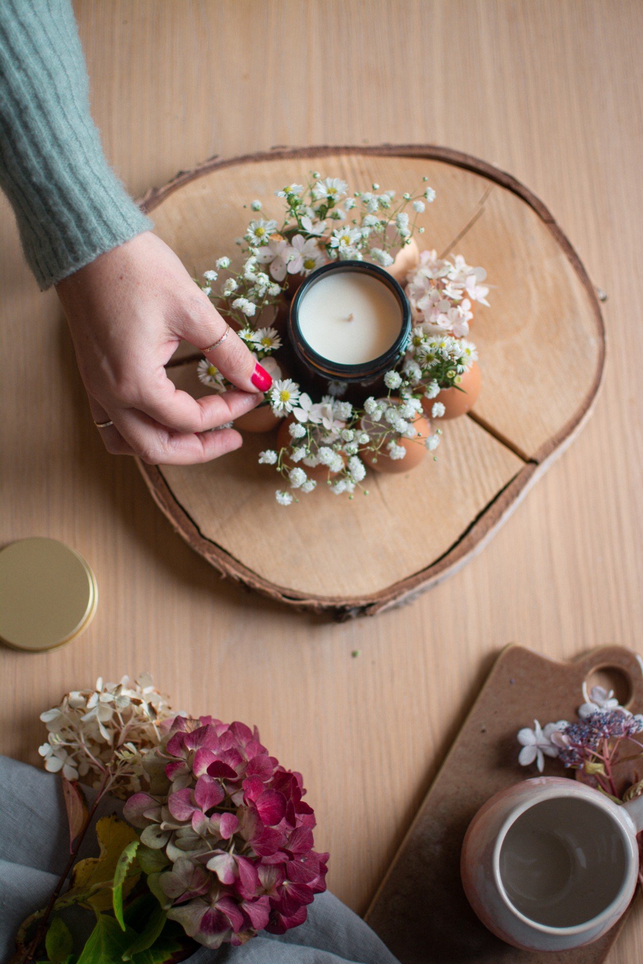 Pavasarinė stalo puošmena iš kiaušinių lukštų primena mažą vainiką.