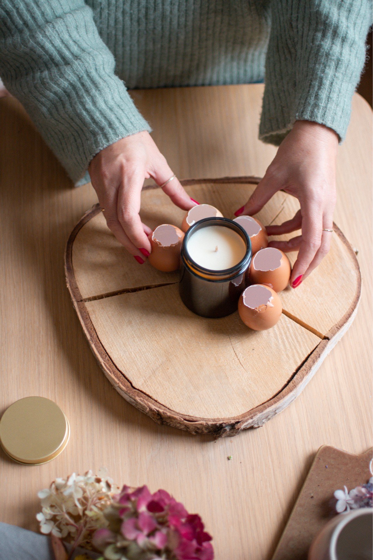 Kiaušinių lukštus naudokite dekoracijoms sukurti ir suklijuokite juos ratu.