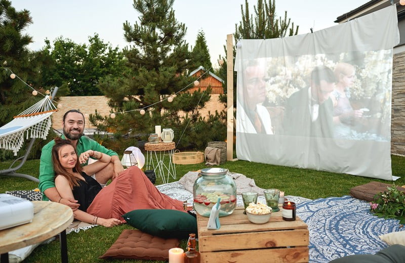 Vasaros kinas Veronikos Arichtevos kieme