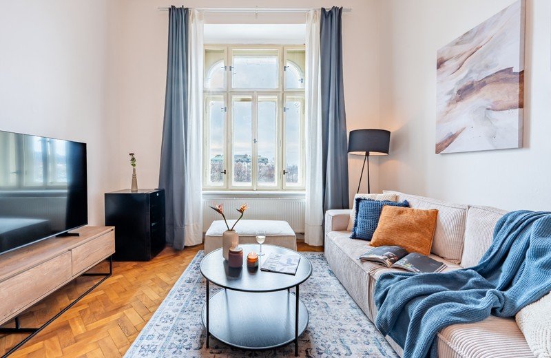 Erdvus butas su aukštomis lubomis