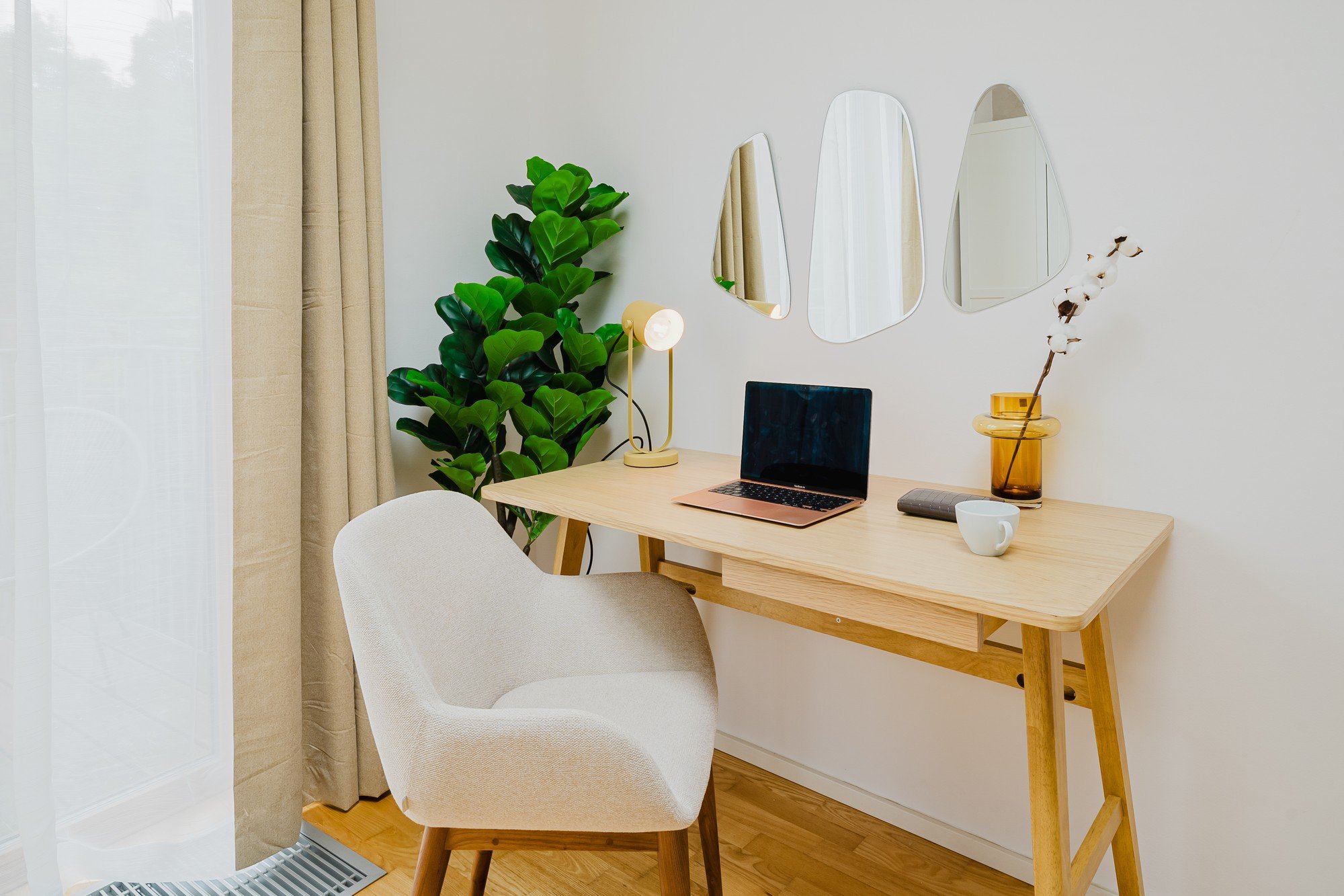 Didesniame miegamajame taip pat yra darbo zona.