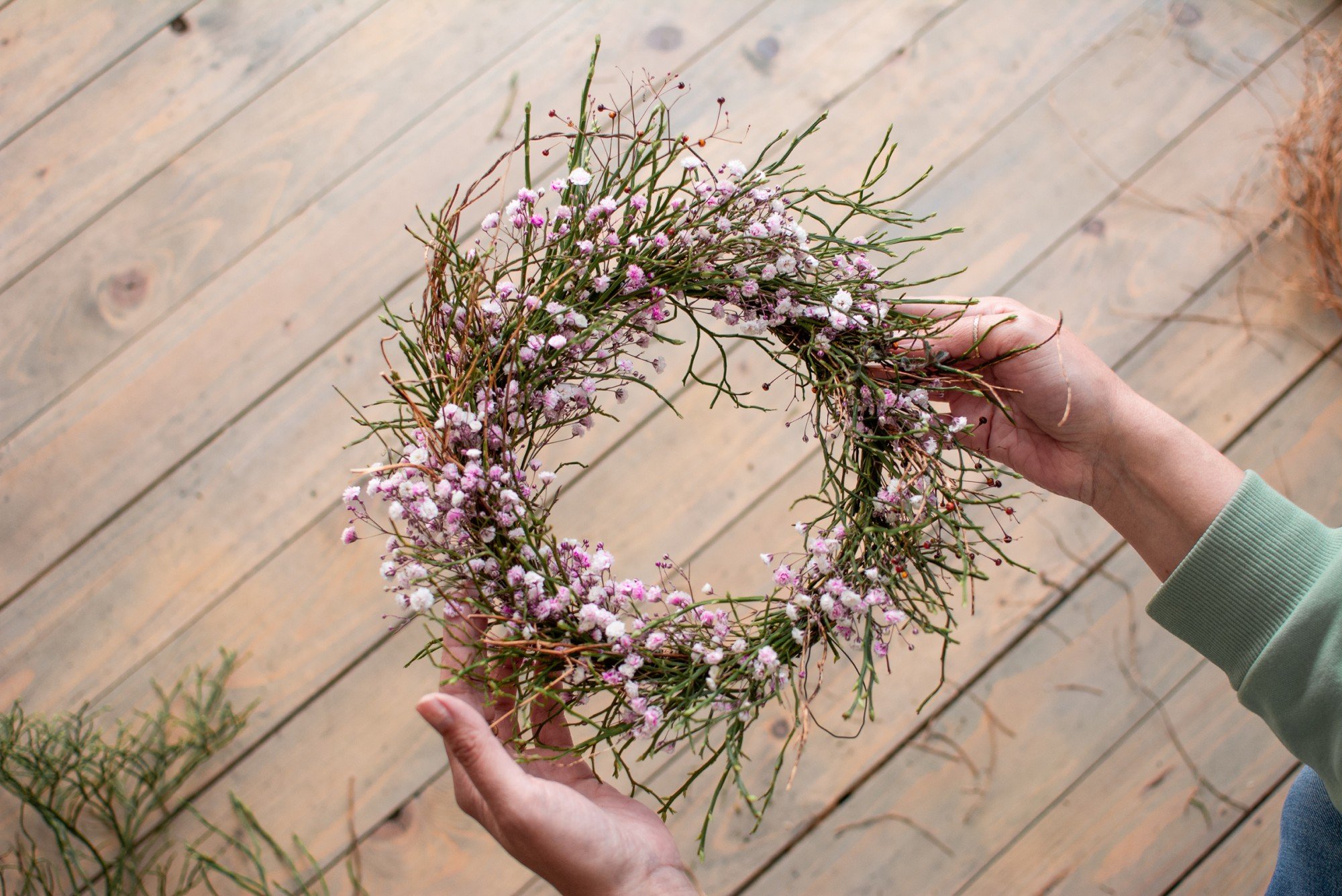 Pavasarinis vainikas iš mėlynių šakelių ir gubojos
