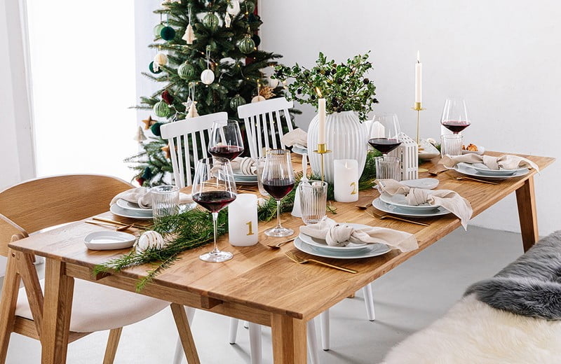 6 patarimai, kaip sukurti minimalistinį Kalėdų stalą